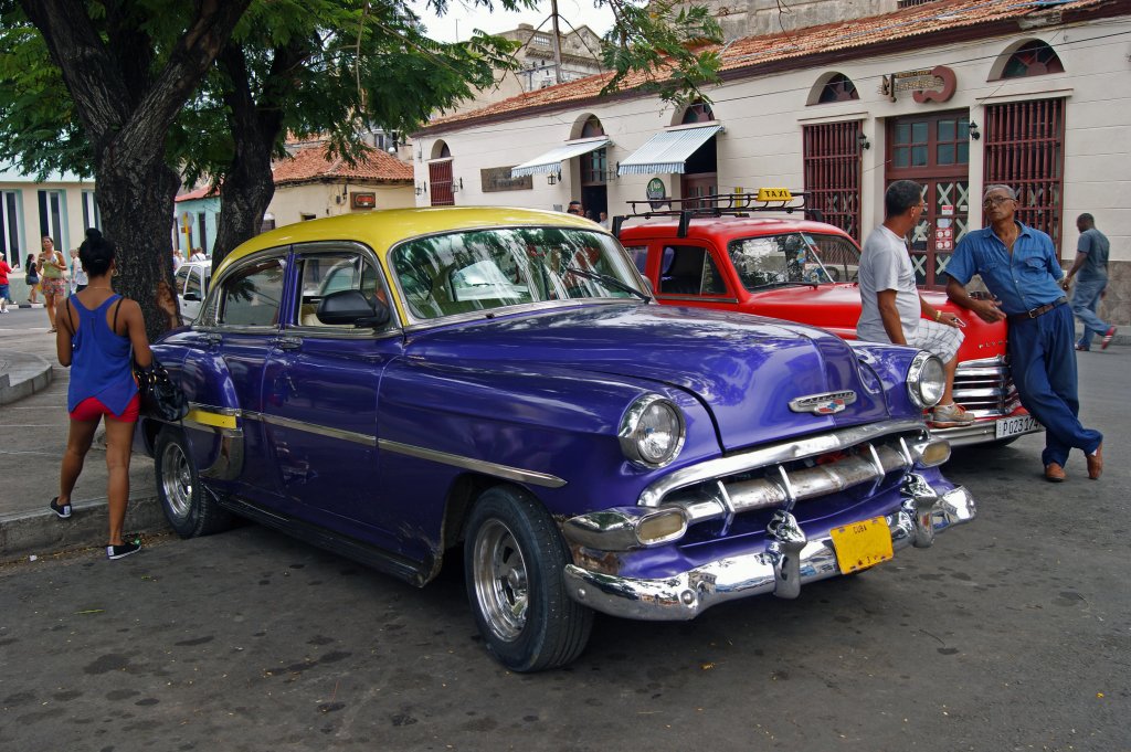Chevrolet aus den 50er Jahren auf einem Parkplatz in Santiago de Cuba. Die Aufnahme stammt vom 11.07.2013.