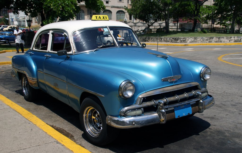 Chevrolet aus den 50er Jahren beim Hotel National in Havanna. Die Aufnahme stammt vom 12.07.2013.