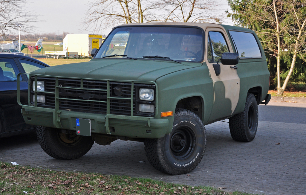 Chevrolet Blazer mil. aus US-Bestnden auf dem Flugplatz in Bonn-Hangelar 23.03.2011