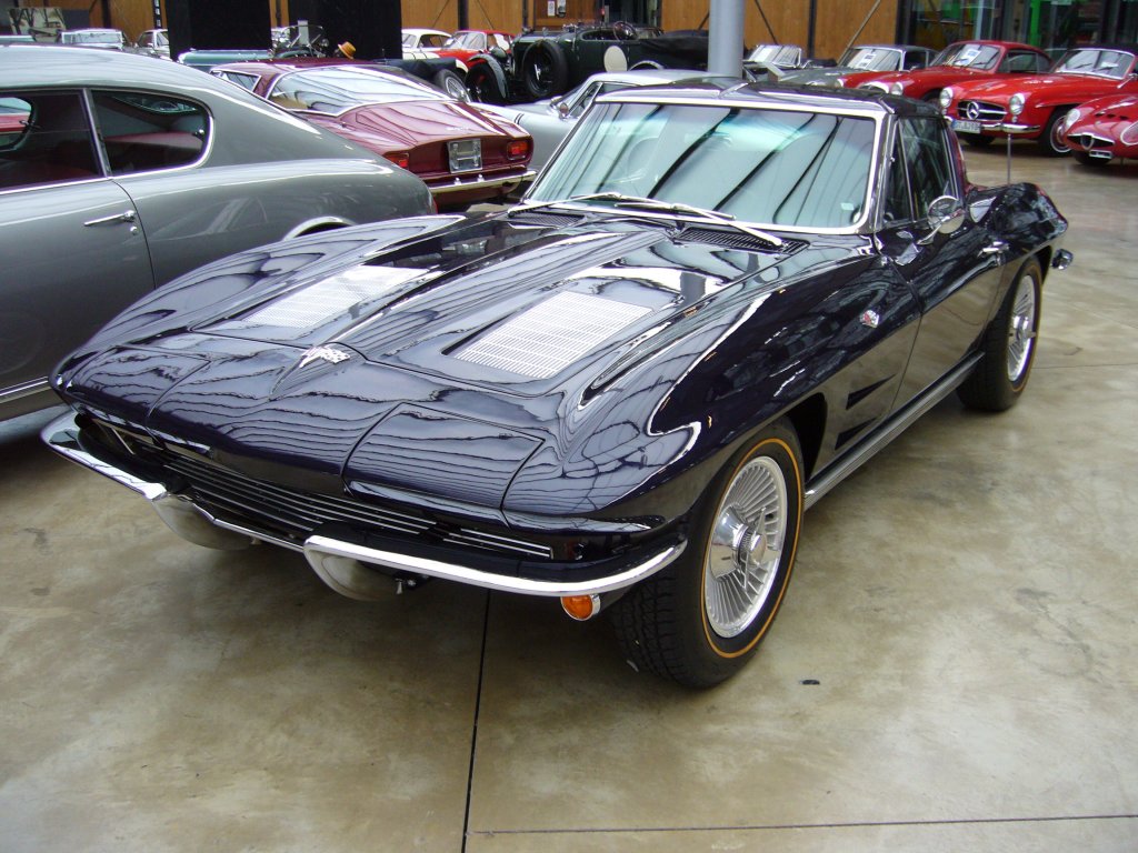 Chevrolet Corvette C2 Sting Ray von 1963. Von 1963 bis 1967 wurden die Corvette´s der sogenannten C2 Serie produziert. Nur beim 1963´er Modell gab es die geteilte Heckscheibe, das sogenannte Split window. Die Motorisierung erfolgte immer durch V8-motoren. Classic Remise Dsseldorf am 06.04.2012.