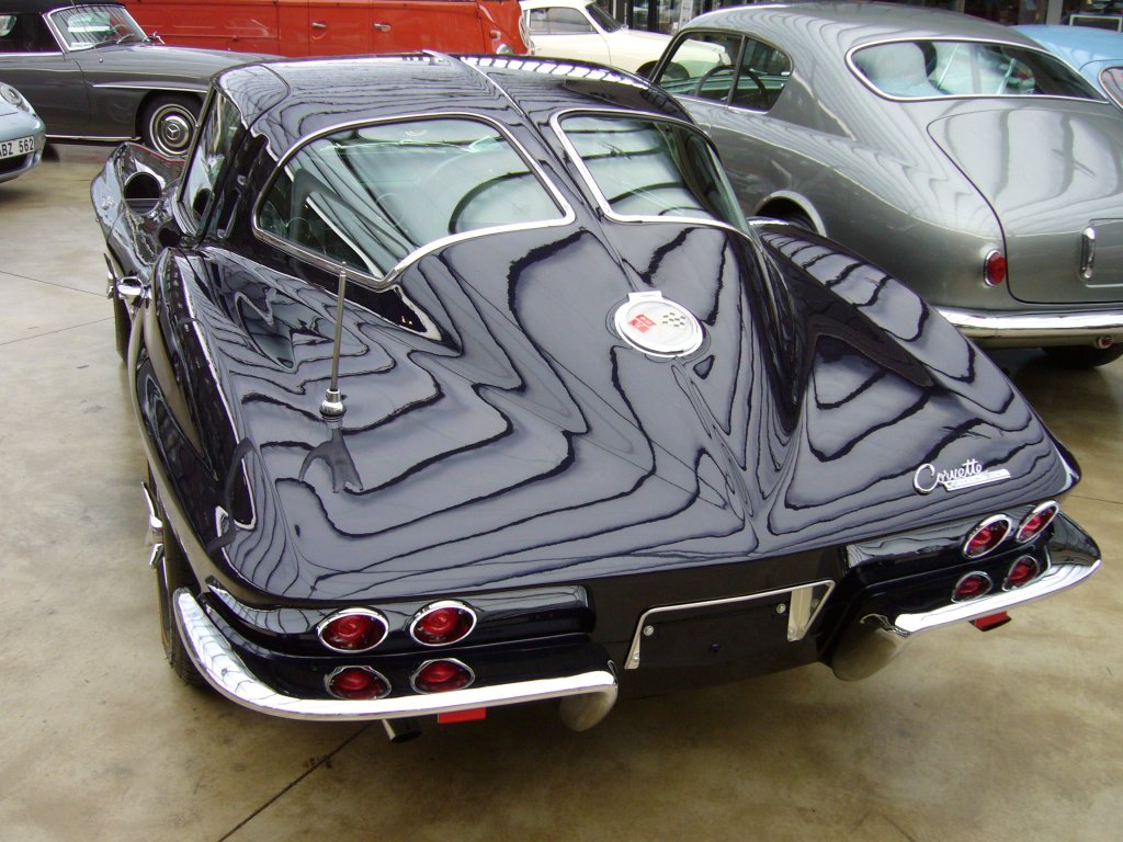 Chevrolet Corvette C2 Sting Ray des 1963´er Jahrganges. Bei dieser Aufnahme kann man sehr schön das sogenannte Split window, dass es nur 1963 gab, erkennen. Classic Remise Düsseldorf am 06.04.2012.