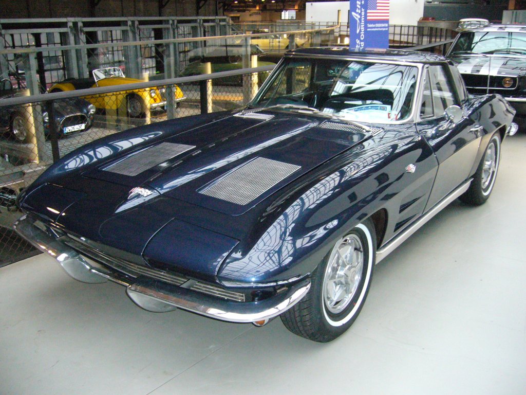 Chevrolet Corvette C2 Sting Ray Convertible des Jahrganges 1963 mit Hardtopdach. Es ist ein V8-motor mit 350 cui (5.736 cm) mit 300 PS verbaut. Classic Remise Dsseldorf am 05.01.2013.