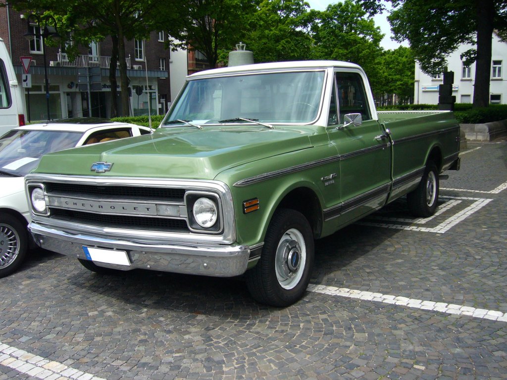 Chevrolet Custom/10 8-350. Die Pickup´s der Jahrgnge 1969 und 1970 unterschieden sich nur durch Kleinigkeiten. Hier wurde ein 1970´er Modell, erkennbar an den kleineren Auenspiegeln abgelichtet. Dieser Pickup ist mit dem mittleren, lieferbaren V8-motor (350 cui)ausgerstet. Darber rangierte nur noch der 1970 zum ersten Mal lieferbare 400 cui-Motor. Darunter lagen die beiden Reihensechszylinder mit 250 und 290 cui, sowie ein V8-motor mit 307 cui. US-Car-Treffen Bottrop am 20.05.2012.