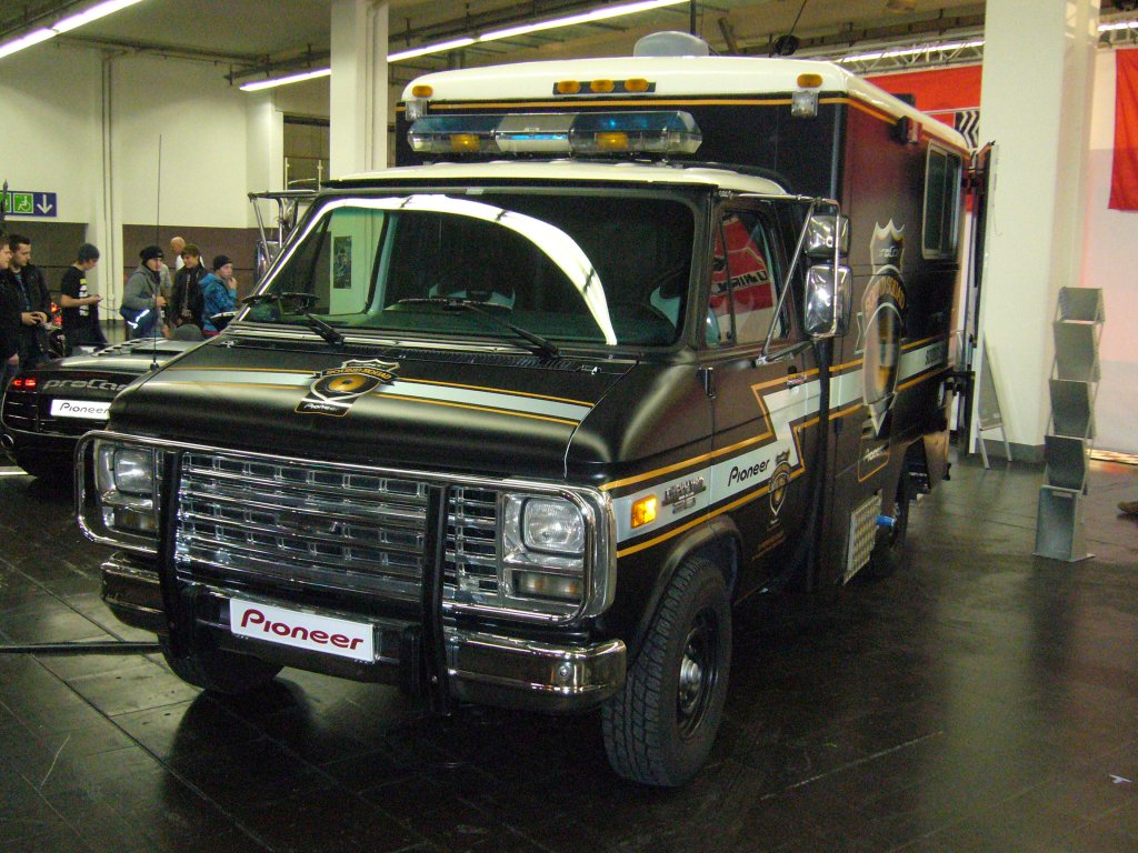 Chevrolet Hi-Cube Van Series 30 von 1982. Dieser Hi-Cube Van ist mit einem mchtigen 6.2 l Dieselmotor ausgestattet. Es handelt sich um ein ehemaliges Fahrzeug des LAPD, dass jetzt als Werbefahrzeug fr Autostereoanlagen benutzt wird. Essen Motorshow 30.11.2010.