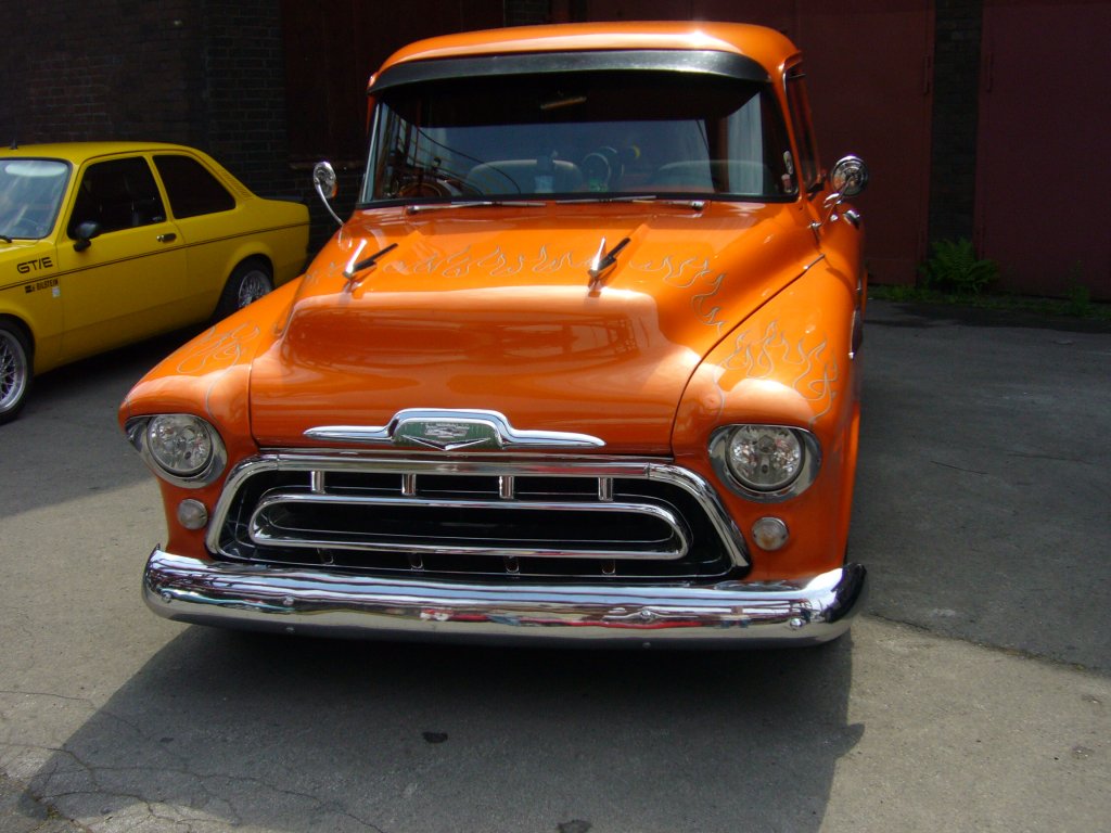 Chevrolet Pickup 1957. Die Pickup´s von Chevrolet waren Designmig immer an die entsprechenden PKW-Modelle des Jahrganges angelehnt. Oldtimertreffen Kokerei Zollverein 05.06.2011.