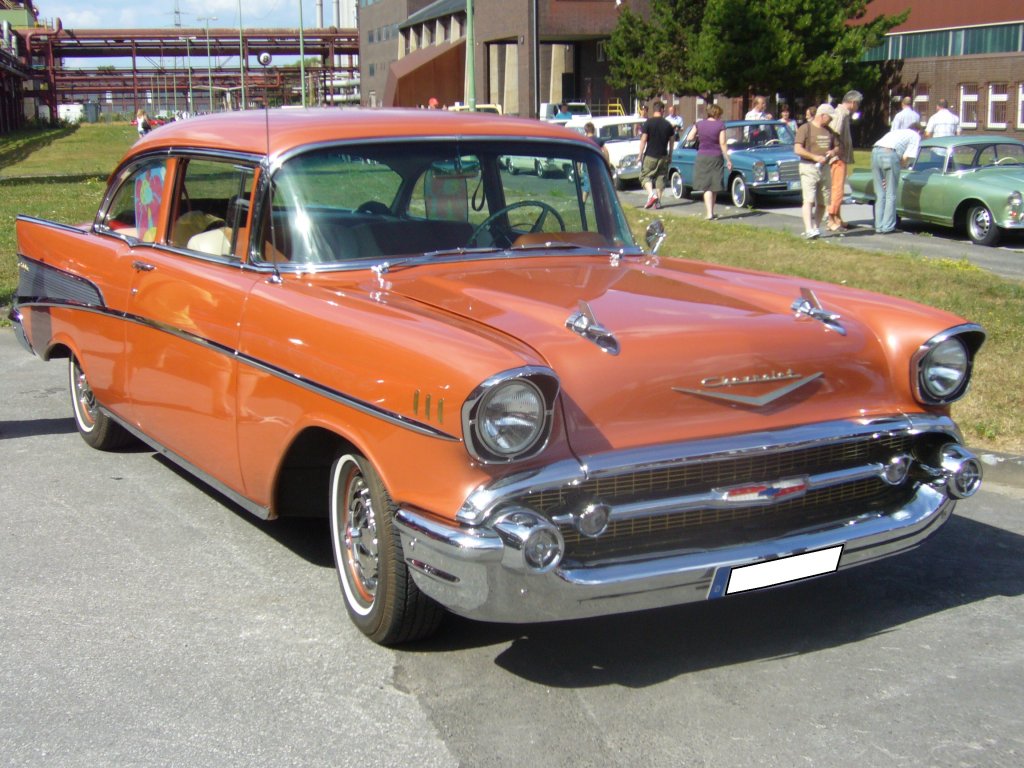 Chevrolet Series 2400 C Bel Air Sedan des Jahrganges 1957. Von dieser Modellvariante verkaufte Chevrolet im Modelljahr 1957 62.751 Einheiten. Der schnittige 2-trer war ab US$ 2.238,00 zu haben. Oldtimertreffen Kokerei Zollverein am 04.08.2013.