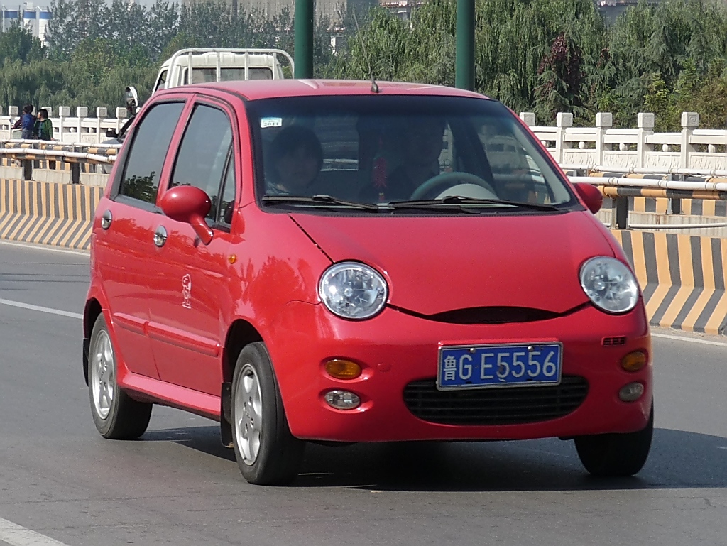 Chinesischer Kleinwagen Chery QQ3 in Shouguang, 16.10.11 
Chery fertigte erst den Daewoo Matiz in Lizenz, und ersetzte das Modell dann durch den weitgehend baugleichen QQ.