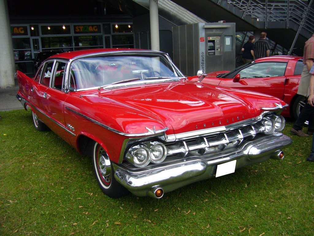 Chrysler Imperial Crown von 1959. Die Imperial Modelle von Chrysler spielten in der gleichen Luxusliga wie die Cadillac´s. Der Wagen war wahlweise mit 325 PS oder 350 PS zu haben. Der Einstiegspreis lag bei US$ 4.910,00. US Cartreffen am CentroO am 22.07.2012.