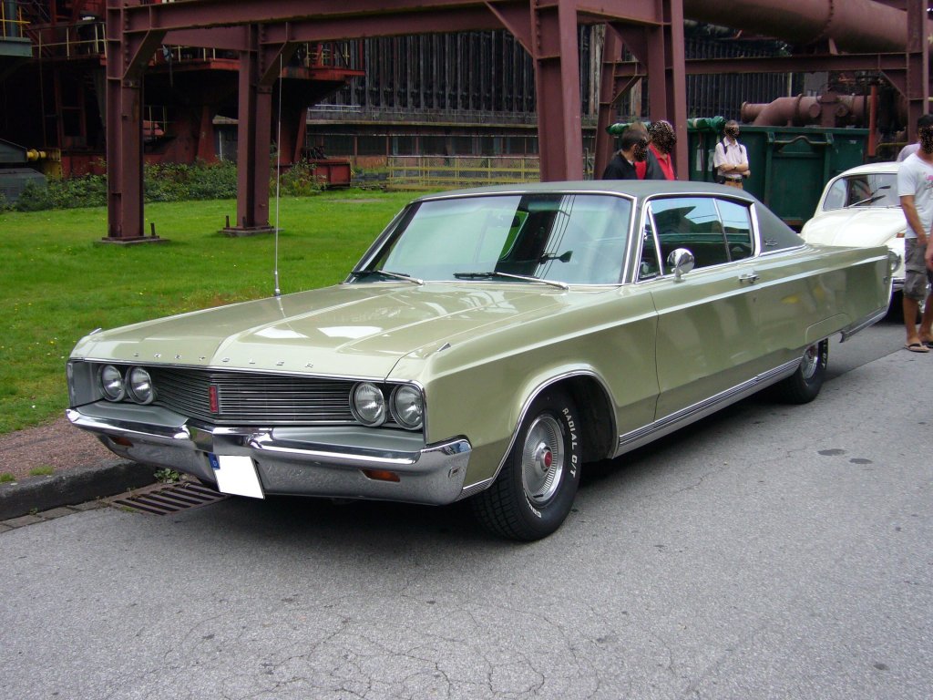 Chrysler Newport Custom des Jahrganges 1968. Von diesem Coupemodell wurden in diesem Modelljahr 38.317 Einheiten gefertigt. Bei der Motorisierung konnte man zwischen einem 6.3 und einem 7.2 Liter V8-motor whlen. Der Farbton mte sich Amber Sherwood metallic nennen. Oldtimertreffen Kokerei Zollverein am 04.09.2011.