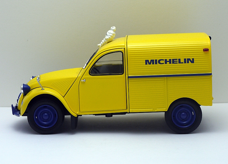 Citroen 2CV Fourgonette, Baureihe AU, im Michelin-Look. Modell im Mastab 1:18 von NOREV. Fotografiert im Oktober 2011