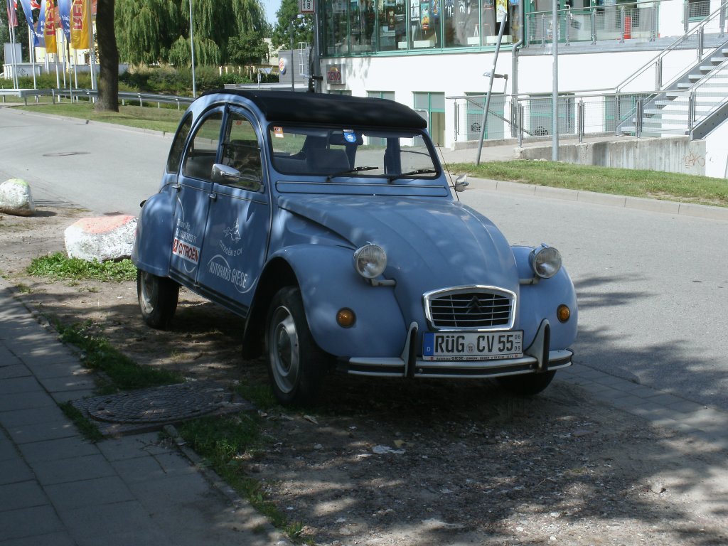 Citroen 2CV,am 17.August 2012,am Kino in Bergen/Rgen.
