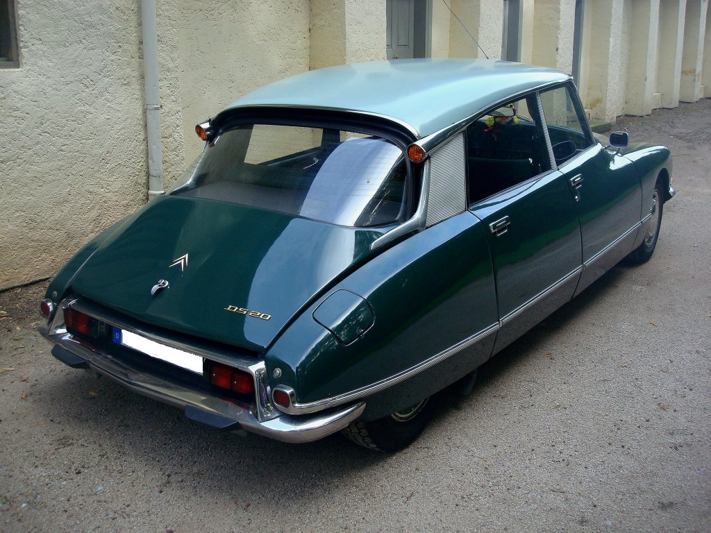 Citroen DS 20 zeigt sein elegantes Heck, dieser Automobil-Klassiker wurde von 1955-71 gebaut,  Aug.2010