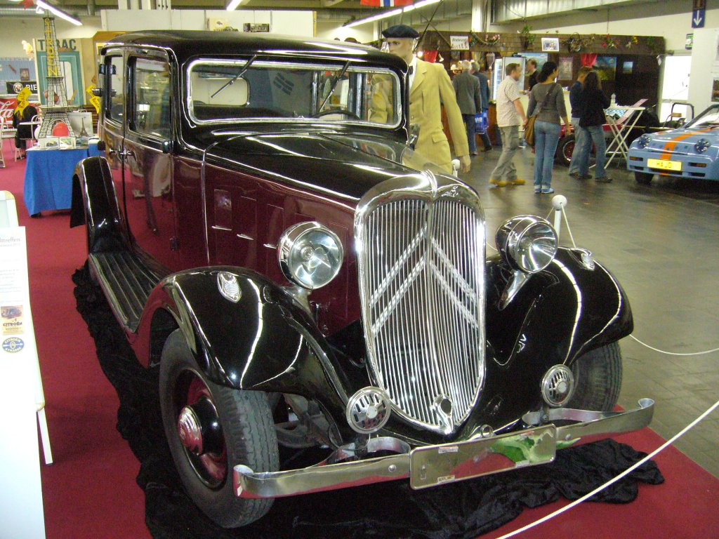 Citroen  Rosalie  Limousine 4-türig. 1932 - 1938. Die  Rosalie  konnte man in drei Versionen ordern:
 8CV = 4-Zylinderreihenmotor mit 1.452 cm³ Hubraum und 32 PS,
10CV = 4-Zylinderreihenmotor mit 1.767 cm³ Hubraum und 36 PS und 30 cm länger
15CV = 6-Zylinderreihenmotor mit 2.650 cm³ Hubraum und 56 PS und 15 cm länger als der 10CV. Hier wurde ein Modell ab dem Jahrgang 1934 abgelichtet, die sogenannte  Rosalie NH , erkennbar am modernisierten Kühlergrill. Techno Classica am 25.03.2012.