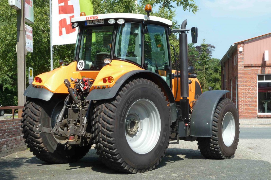 Claas Arion in Kommunallackierung steht bei einem Landmaschinenhndler zur Abholung, August 2012