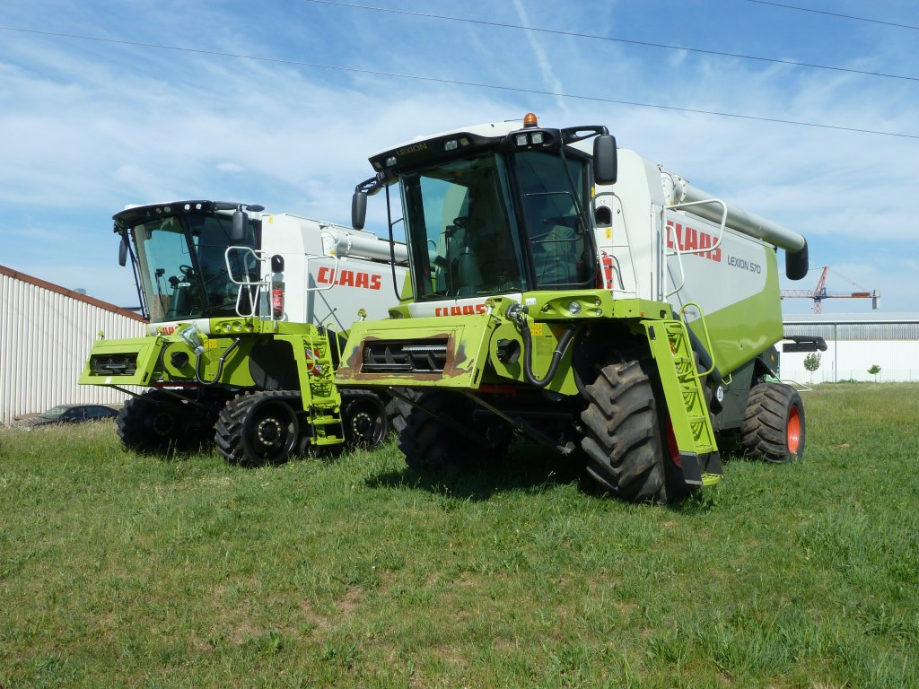 Claas Lexion 670 und 570 gesehen bei einem Landmaschinenhndler in Burghaun-Gruben, Mai 2011