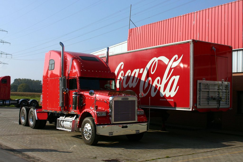 Coca Cola schickt immer zur Weihnachtszeit etliche Sattelzge mit
Kenworth Freightliner durch die Lande. Die Fahrzeuge bekamen u. a. 
bei der Fa. Klekamp in Hasbergen ihre elektrische Illumination.
Hier steht am 7.10.2997 wieder mal ein solches Fahrzeug bei der Firma.