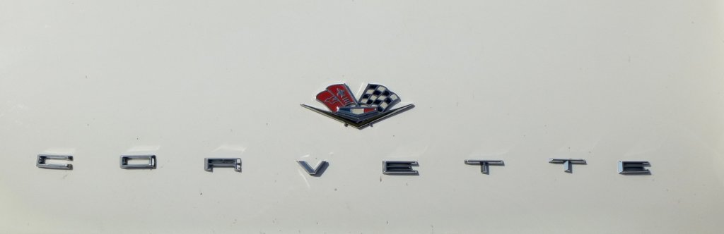 Corvette, Schriftzug und Emblem auf der Khlerhaube des amerikanischen Sportwagens von GM, Juli 2013