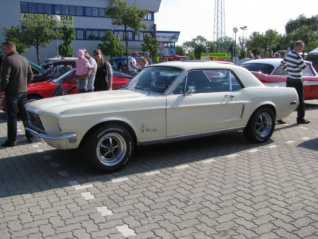 Coupé FORD Mustang aus der Hansestadt Hamburg (HH) gesehen beim Oldtimer-Event des TÜV Nord, Hamburg [16.09.2012]
