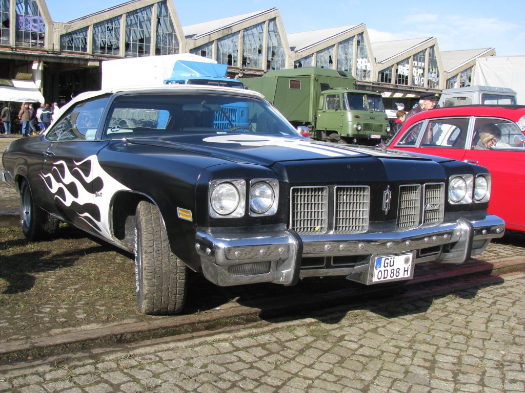 Coup Oldsmobil Royale ... aus dem ehem. Landkreis Gstrow (G) gesehen beim 6. Oldtimertreffen im ex. KIW  Vorwrts  in Schwerin [07.10.2012]