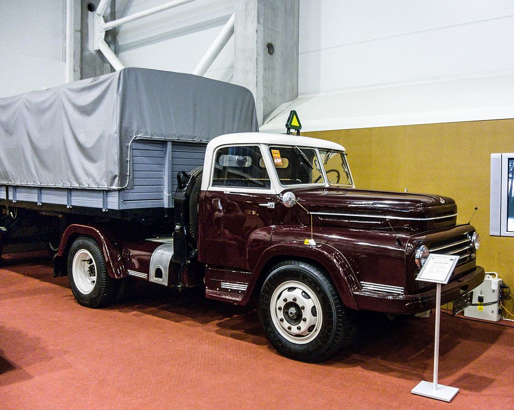 Csepel D-450 Sattelzug, fotografiert auf dem Auto Motor und Tuning Show, Mrz 2013.