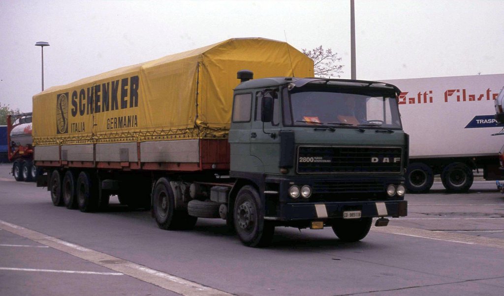 DAF 2800 mit Schenker Sattelauflieger am
29.3.1990 in Bruchsal.