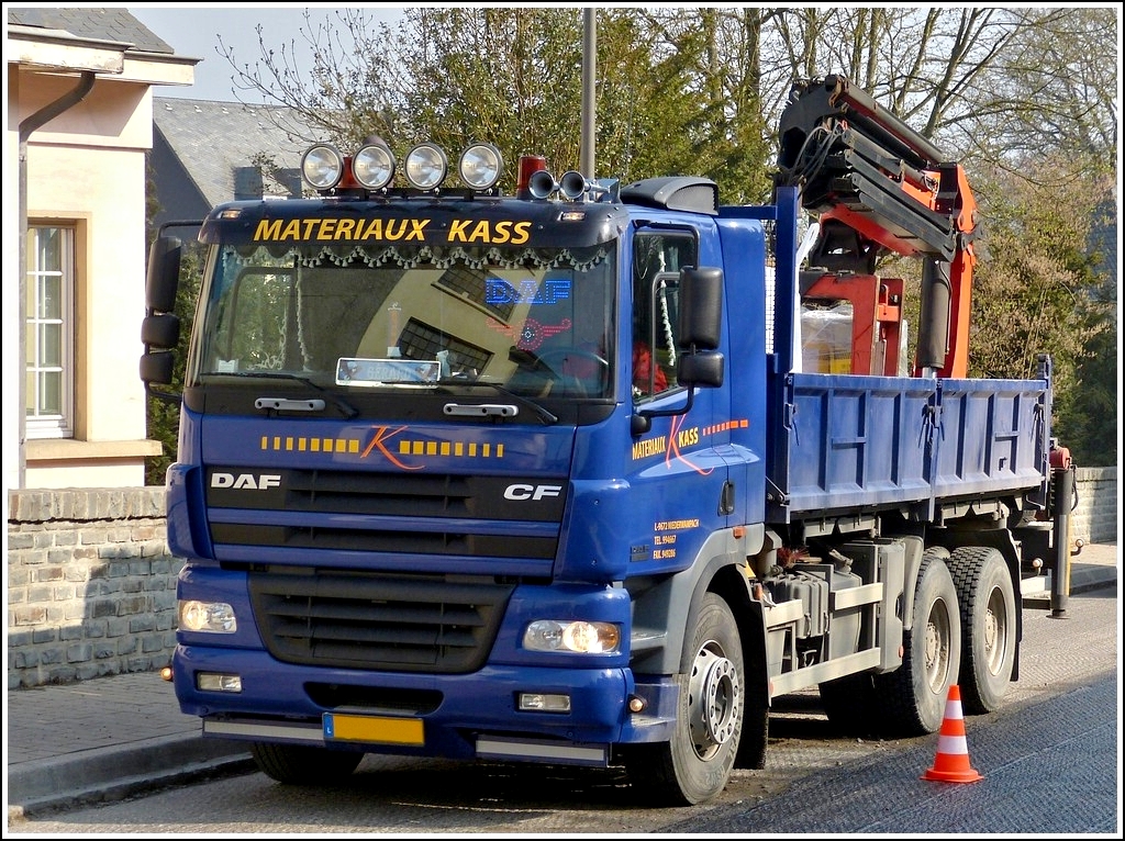 DAF CF Kipper mit Kranaufbau beladen mit Baumaterial gesehen am 13.04.12,