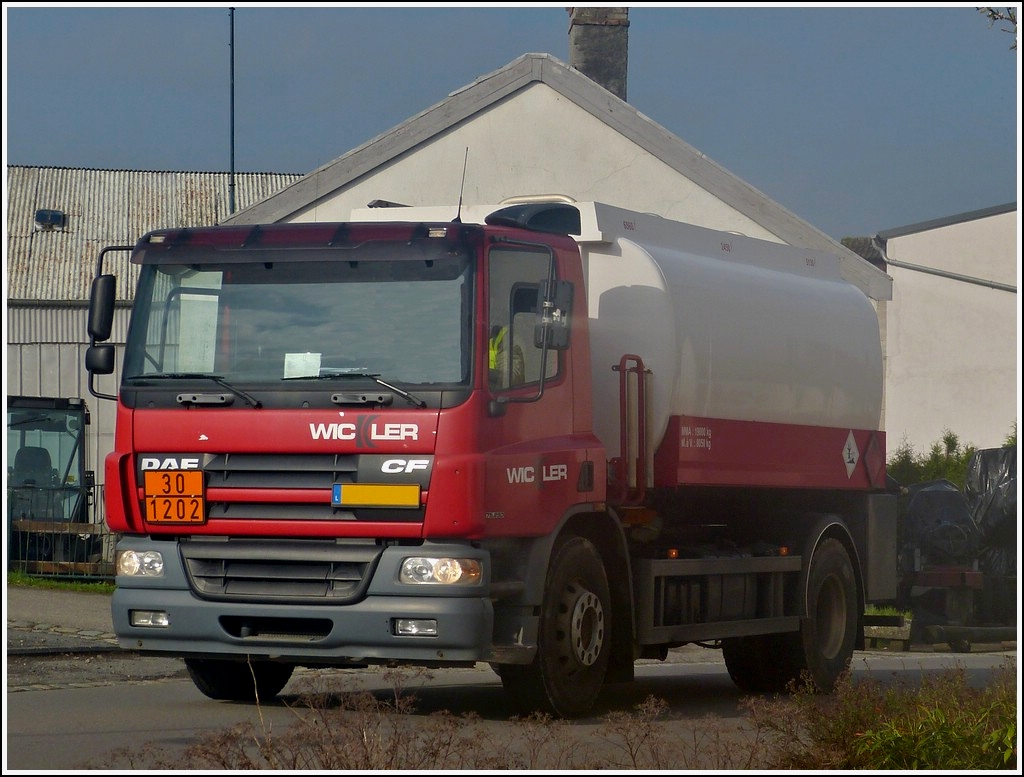 DAF CF mit Tankaufbau zur nchsten Baustelle unterwegs um die Baufahrzeuge mit Kraftstoff zu versorgen.  02.05.2013