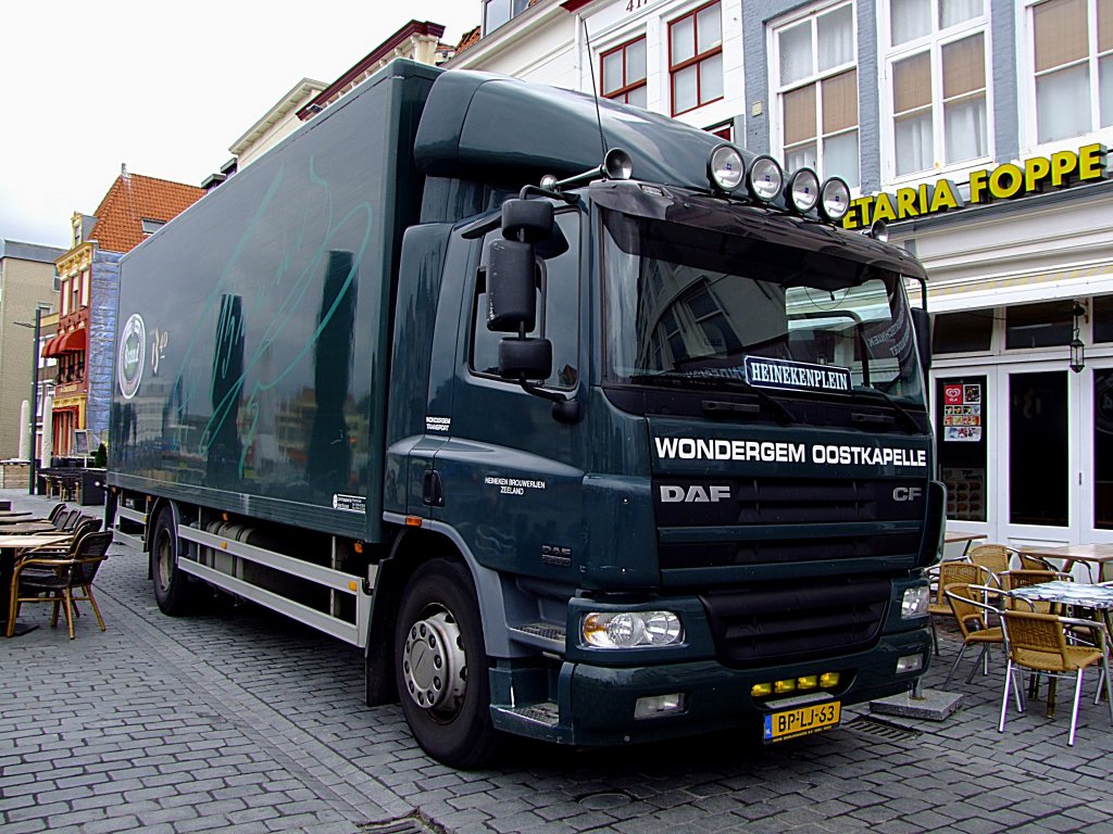 DAF CF75-250 von Wondergem liefert Getrnke zu den Gaststtten in Vlissingen;110830