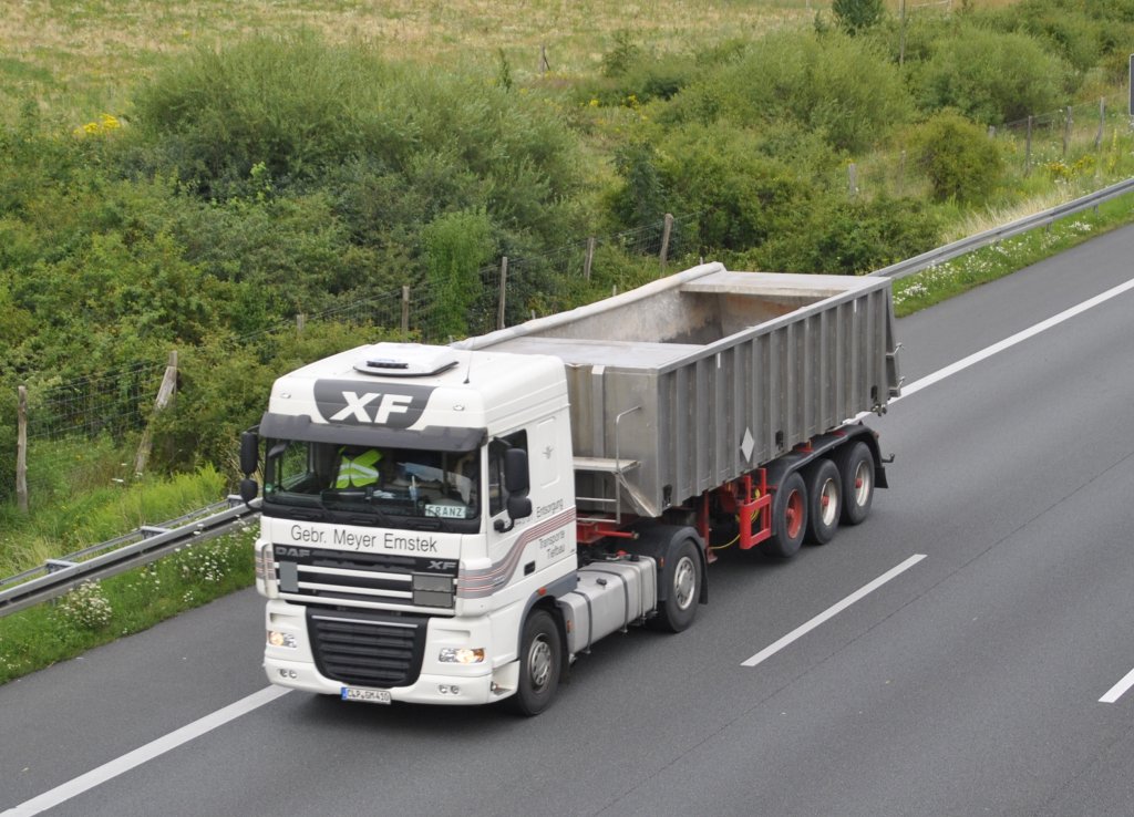 DAF Kippsatellzug, auf der A2, bei Lehrte am 21.07.2011.