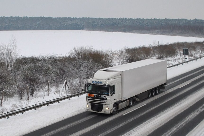 DAF XF, auf der A2 bei Lehrte, am 19.12.2010.
