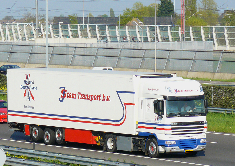 DAF XF der Firma Stam Transport. Fotografiert auf der A4 bei Leiderdorp, Niederlande am 18-04-2011.