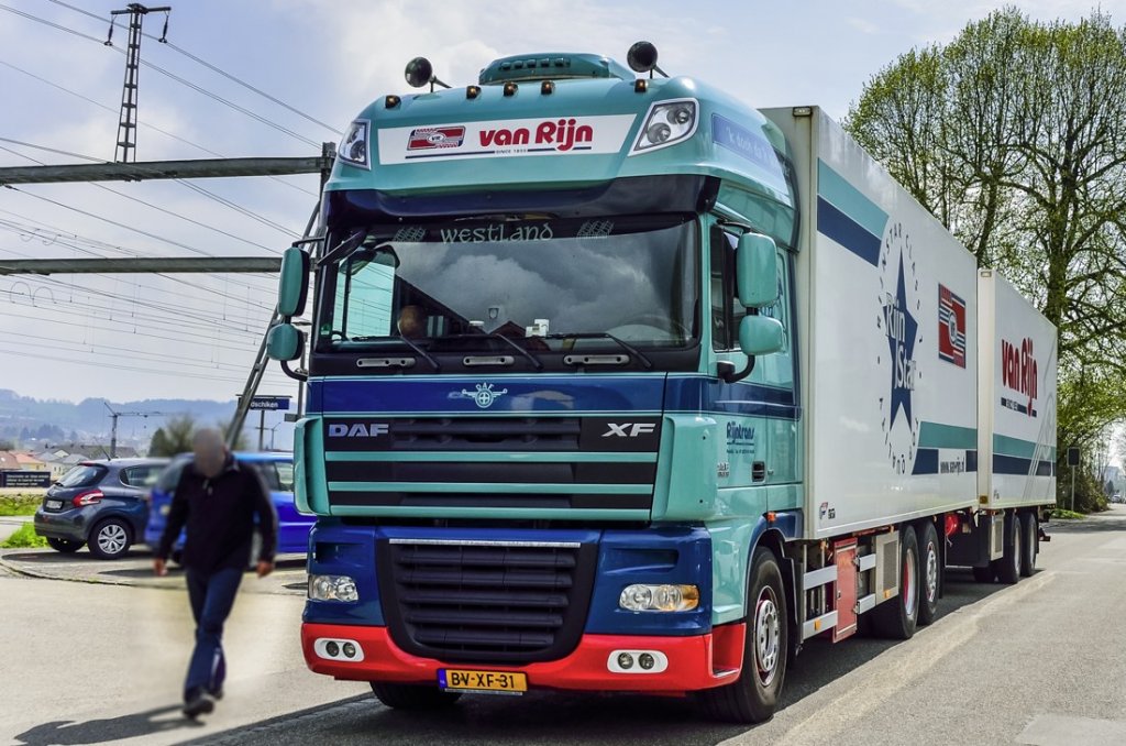 DAF XF der Firma van Rijn aufgenommen am 23.04.2013 in Hendschiken, ist bereit fr die Heimfahrt nach Holland.
