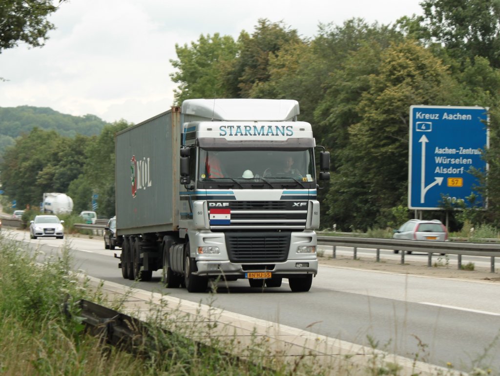 DAF XF mit Containerauflieger am 22.07.2011 auf der A4 kurz vor der Niederlndischen Grenze.