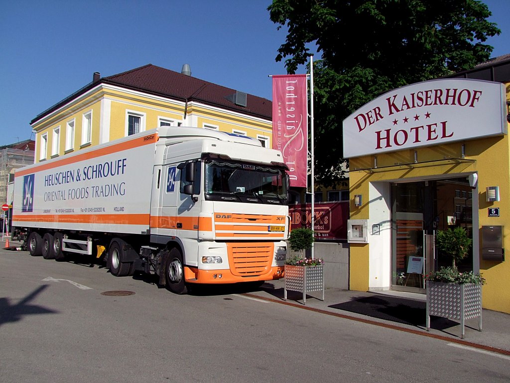 DAF XF105.410 von Heuschen&Schrouff beliefert ein Hotel mit Orientalischen Kstlichkeiten;110518