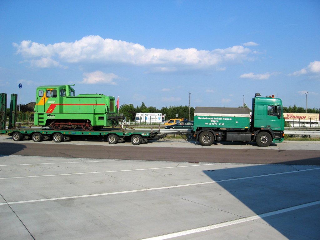 Daf-Zugmaschine vom Eisenbahn-und Technik Museum Rgen beim Lok-Transport.