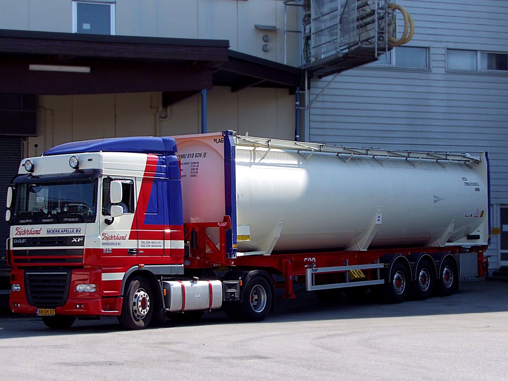 DAF_XF105.410 aus den Niederlanden wartet mit seinem  Container-Silotank  Auflieger auf die Beladung mit Milchpulver;100810