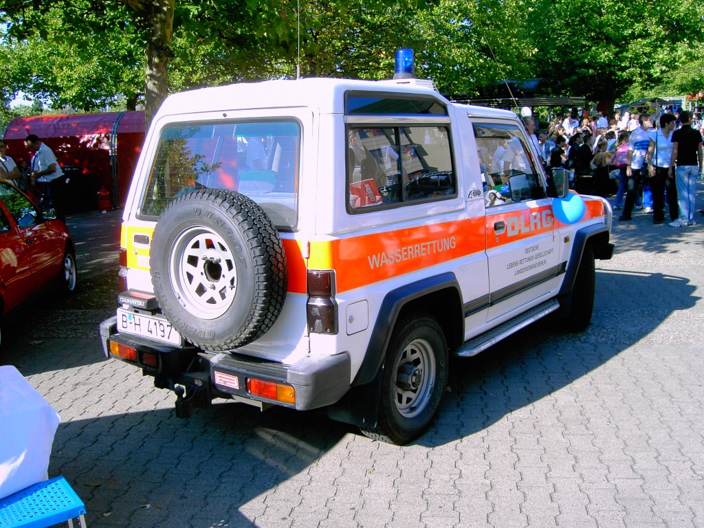 Daihatsu Feroza, der DLRG, Heckansicht, gesehen 09/2006, beim Tag der offenen Tr der Berliner Polizei.