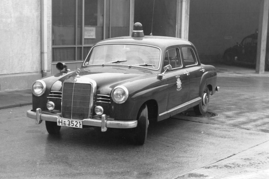 Daimler Benz 180 Streifenwagen
Polizei Niedersachsen 
Hameln 1963 - Foto Werner Recker
Slg. Gerd Hahn
