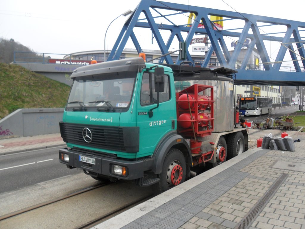 Das Bild zeigt einen Mercedes LKW mit Asphalt Ladung am Rmerkastell in Saarbrcken. Das Bild habe ich am 17.03.2011 gemacht.