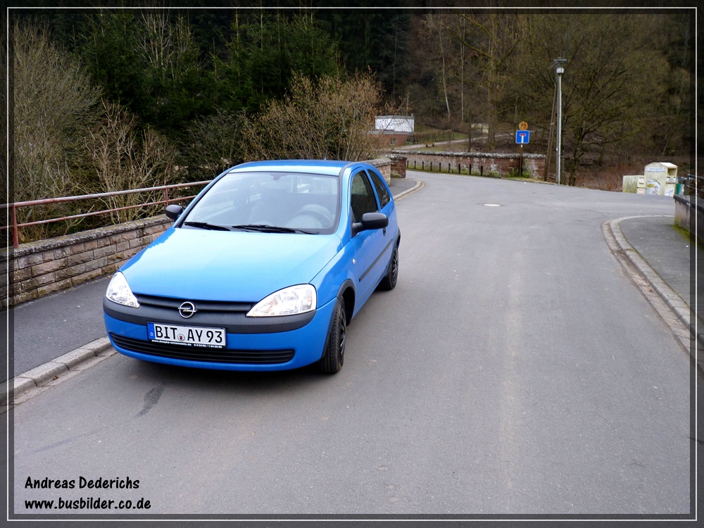 Das Bild zeigt mein Auto ein Opel Corsa C . vom Baujahr 2001. Das Bild enstand am ersten Tag wo  ich das Auto erhalten hab.. Aufgenommen wurde es am 27.02.12 in Malberg