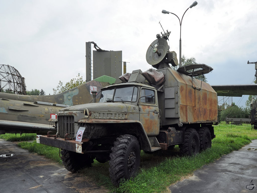 Das Feuerleitgerät RPK-1 Wasa zur Leitung des Feuers einer 57-mm-Flak-Batterie S-60 ist auf einem Ural-375D installiert. (Fort IX  Sadyba  Warschau, August 2011)