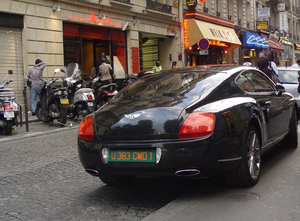 Das Heck eines Bentley geparkt in Paris am 13.07.2009