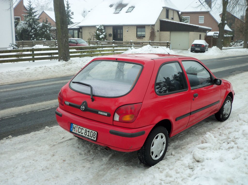 Das Heck eines Mazda 121, entspricht genau eines Ford Fieseta. Foto am 30.12.2010 in Lehrte.