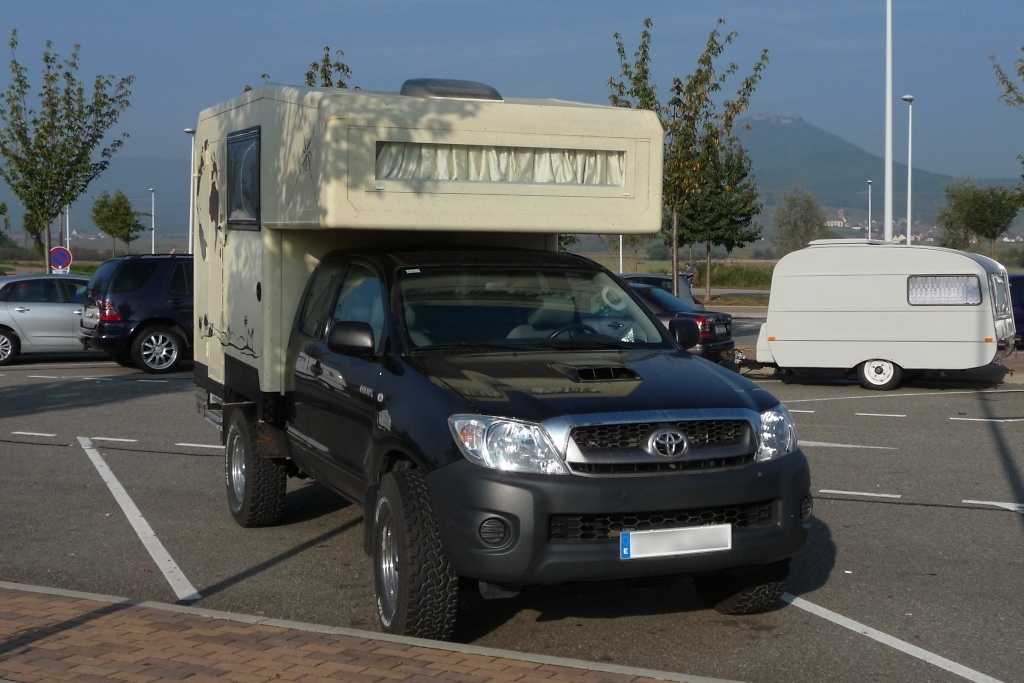 Das kommt mir spanisches vor: Ein Wohnmobil auf Toyota Hilux Basis am Rastplatz Hoch-Knigsburg (30.9.11)