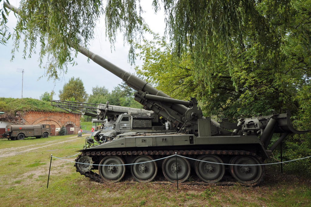 Das schwere Selbstfahrgeschütz M107 in der Zweigstelle Fort IX  Sadyba  des Armeemuseums Warschau. (August 2011)