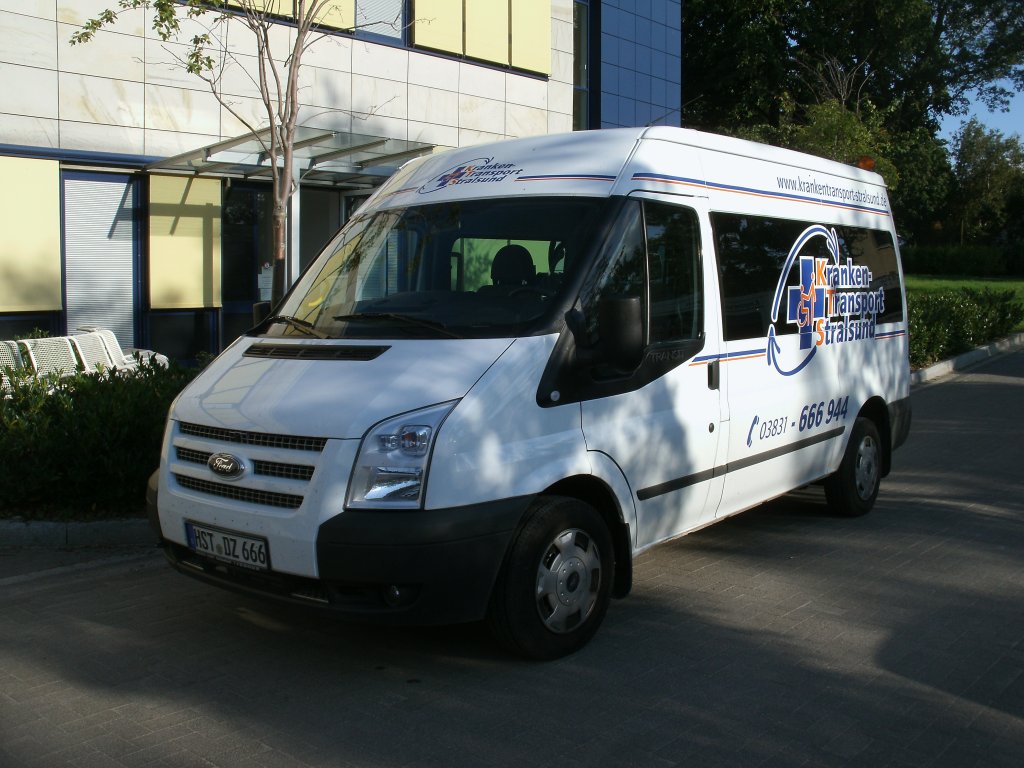 Das Stralsunder Krankentransportunternehmen KTS setzt diesen Ford ein.Aufnahme am 03.September 2012 am Stralsunder Krankenhaus.