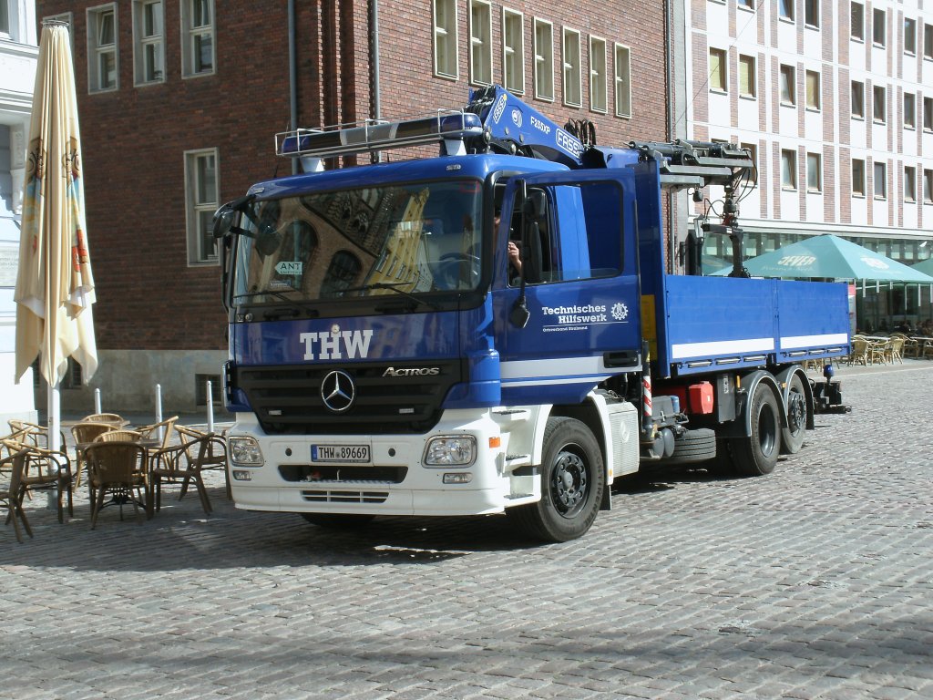 Das Stralsunder THW untersttzte eine Artistengruppe bei den Aufbau,im Stralsunder Zentrum,mit diesem Mercedes am 01.September 2012.