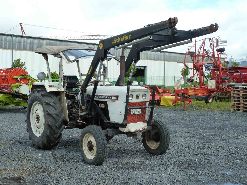 David Brown 880 steht auf dem Betriebshof der Raiffeisenwerkstatt in Burghaun-Gruben, Juli 2012