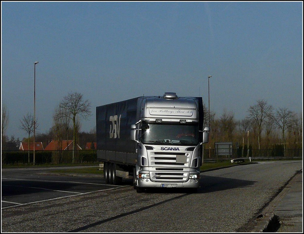 Der Fahrer dieses Scania R 480 hat seine Ruhepause beendet und verlsst mit seinem Fahrzeug den Rastplatz. 11.03.2011 