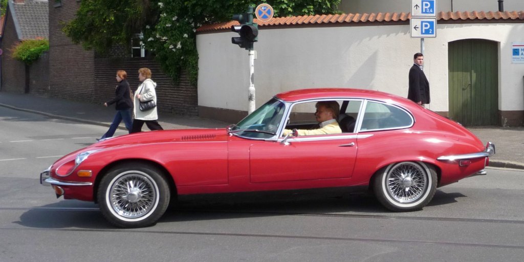 Der Jaguar E-Type startet bei der Oldtimer-Rallye in Hls.
Fr die gestreckte Form ist selbst 16:9 nicht breit genug...
